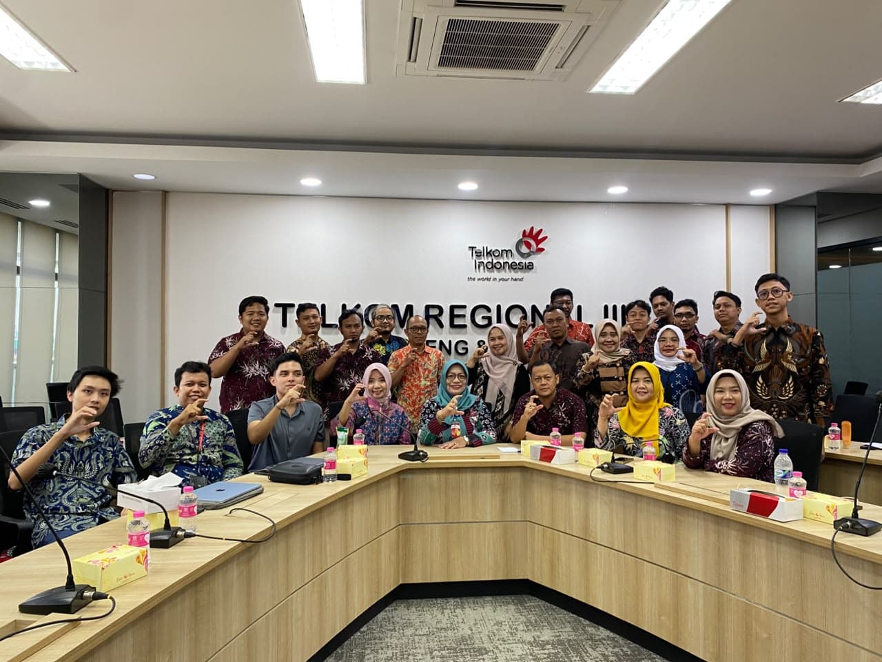 Foto bersama Michael Wiryaseputra dengan peserta Telkom Semarang dan Diskominfo Kabupaten Tegal