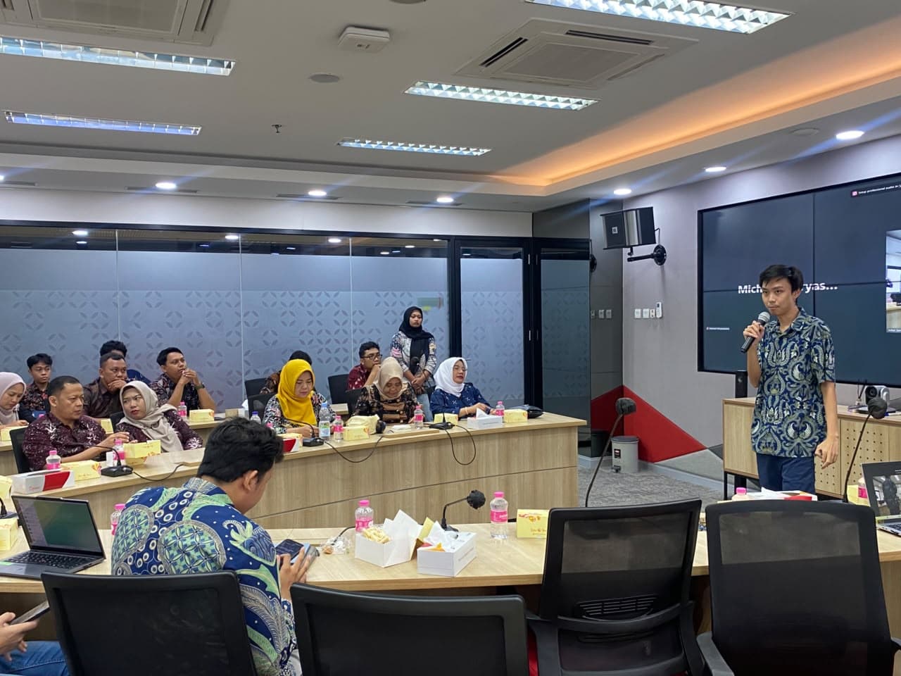Michael Wiryaseputra membawakan sesi Introduction to AI untuk Diskominfo Kabupaten Tegal di Telkom Semarang